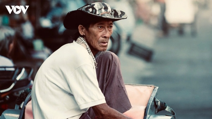 Nhiều người vẫn gắn bó với nghề chạy xe lôi đạp "phơi nắng phơi sương".
