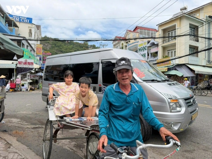 Trải nghiệm thích thú của du khách khi ngồi trên xe lôi đạp 