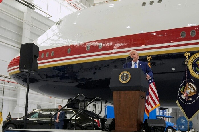 Tổng thống Mỹ Donald Trump giới thiệu chiếc chuyên cơ Air Force One mới trong buổi lễ tại bang Maryland hôm 19-6 - Ảnh: AP
