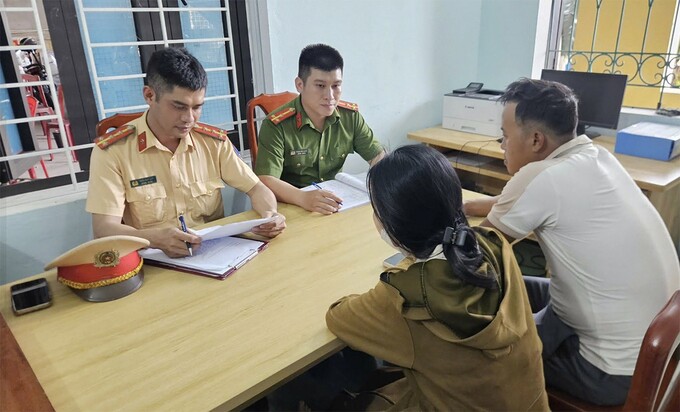 Cảnh sát làm việc với hai vợ chồng. Ảnh: Công an xã Trường Phú