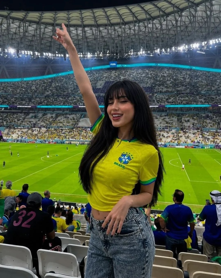 Dàn CĐV xinh đẹp 'thiêu đốt' khán đài World Cup - 3