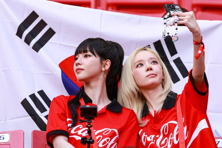 Dàn CĐV xinh đẹp 'thiêu đốt' khán đài World Cup - 1
