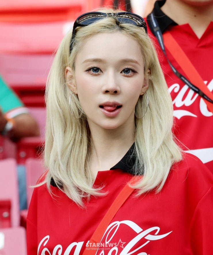 Dàn CĐV xinh đẹp 'thiêu đốt' khán đài World Cup - 2