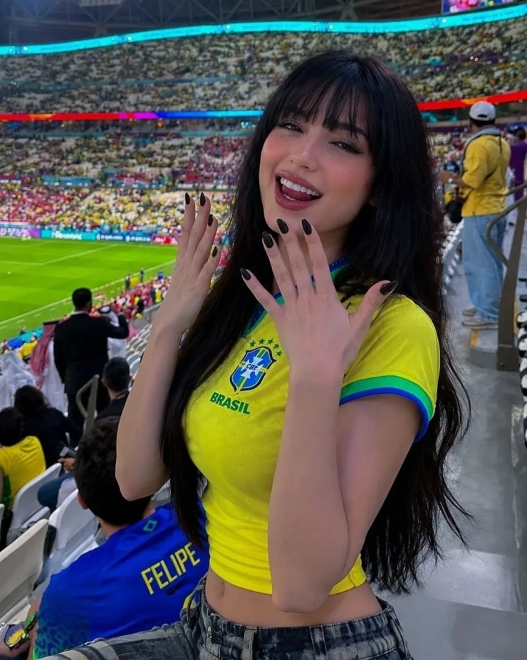 Dàn CĐV xinh đẹp 'thiêu đốt' khán đài World Cup - 4