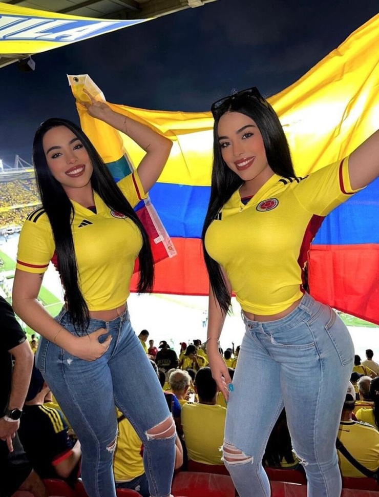 Dàn CĐV xinh đẹp 'thiêu đốt' khán đài World Cup - 11
