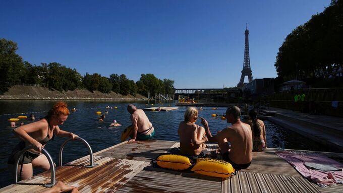 Người dân Paris đi bơi ở kênh đào Saint-Martin trong đợt nắng nóng hè 2025. Ảnh: AP