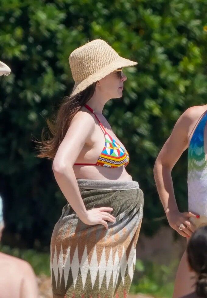 Anne Hathaway trong chuyến đi biển tuần này. Ảnh: Backgrid