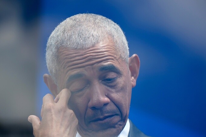 Cựu tổng thống Obama xúc động khi nghe vợ phát biểu. Ảnh: AP