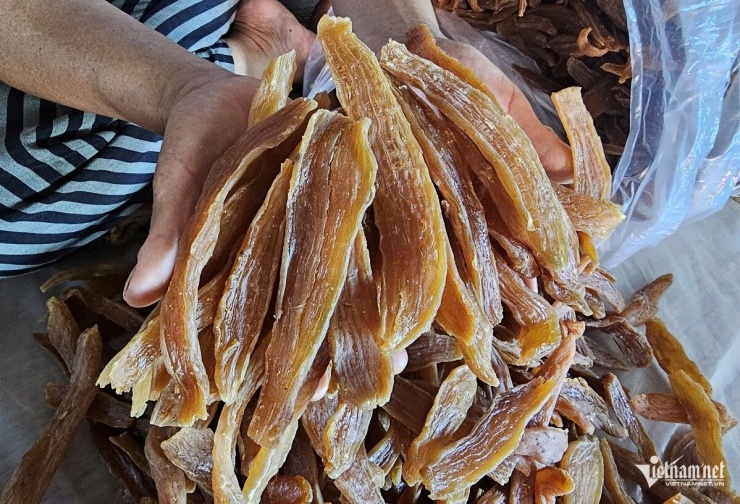 Theo tính toán của người sản xuất, để làm ra 1kg khoai deo cần khoảng 4-5kg khoai tươi. Ảnh: H.S