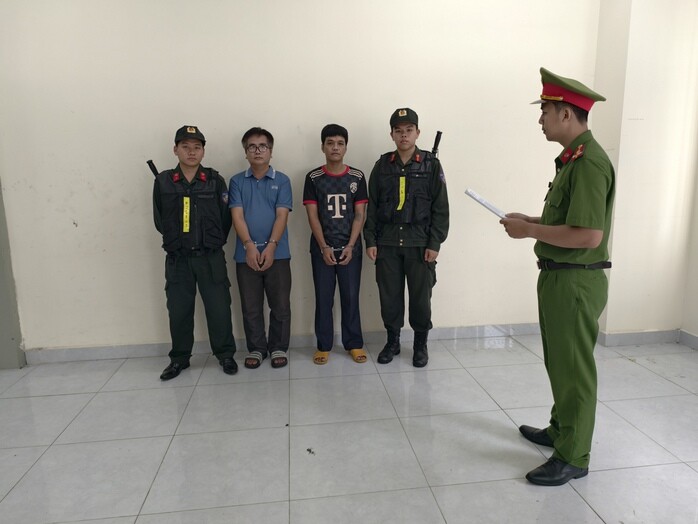 Công an TPHCM đọc lệnh bắt hai đối tượng