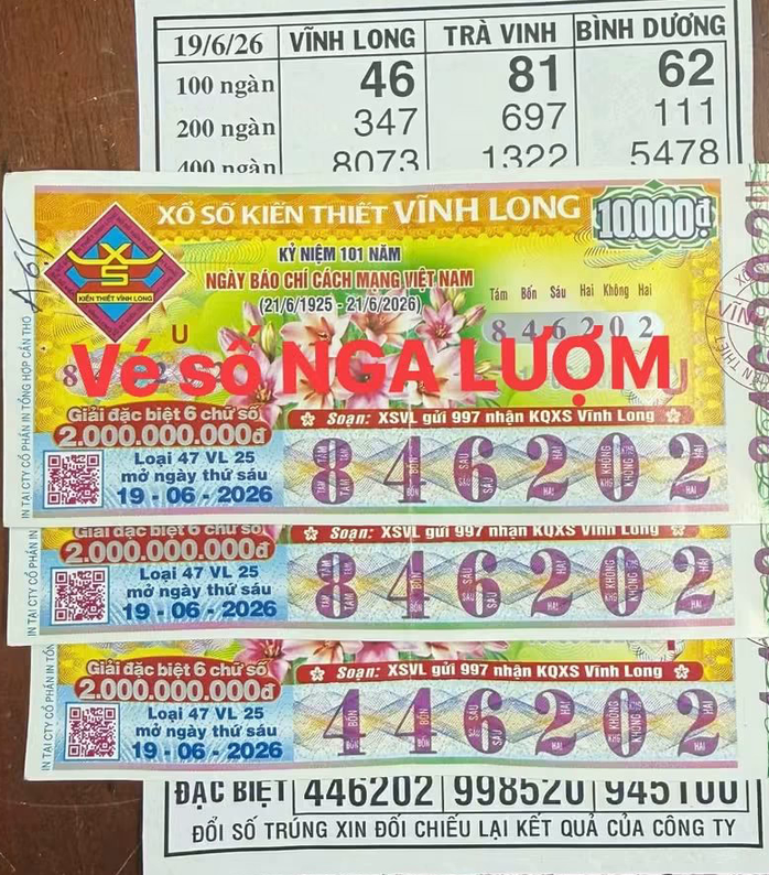 Giải độc đắc và giải an ủi của vé số Vĩnh Long trúng tại tỉnh An Giang. Ảnh: ĐLVS Trần Anh