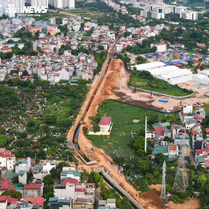 Những ngày cuối tháng 6, không khí thi công tại dự án cải tạo kênh Thụy Phương diễn ra khẩn trương. Đây là công trình có tổng mức đầu tư hơn 920 tỷ đồng, được Hà Nội triển khai nhằm đưa nguồn nước mới về sông Tô Lịch, đồng thời tăng khả năng tiêu thoát nước và giảm ngập cho hàng loạt khu đô thị phía Tây Bắc thành phố.