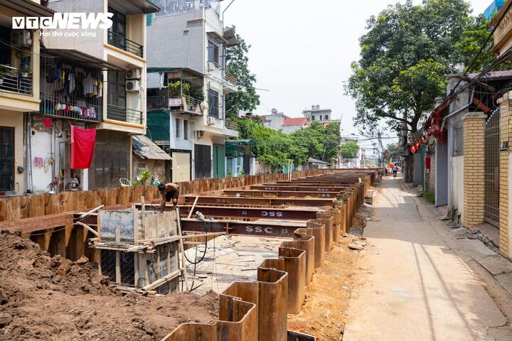 Nhiều đoạn kênh đã thành hình với hệ thống cừ gia cố hai bên, cống hộp được lắp đặt đồng bộ, trong khi phần đáy và kết cấu bê tông đang được hoàn thiện.