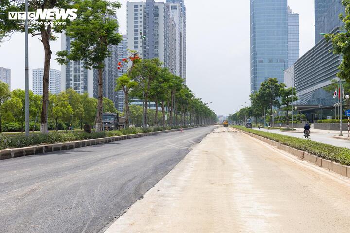 Một số đoạn trên đường Hoàng Minh Thảo đã cơ bản hoàn tất, đơn vị thi công bắt đầu tháo dỡ rào chắn và khôi phục hiện trạng mặt đường.