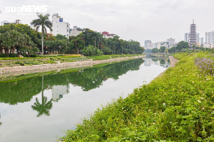 Trong khi các công trình bổ cập nước đang tăng tốc về đích, diện mạo sông Tô Lịch cũng có nhiều thay đổi so với trước đây. Đoạn sông từ khu vực Hoàng Quốc Việt đến đập dâng cầu Quang xuất hiện màu nước xanh hơn, mùi hôi giảm đáng kể.