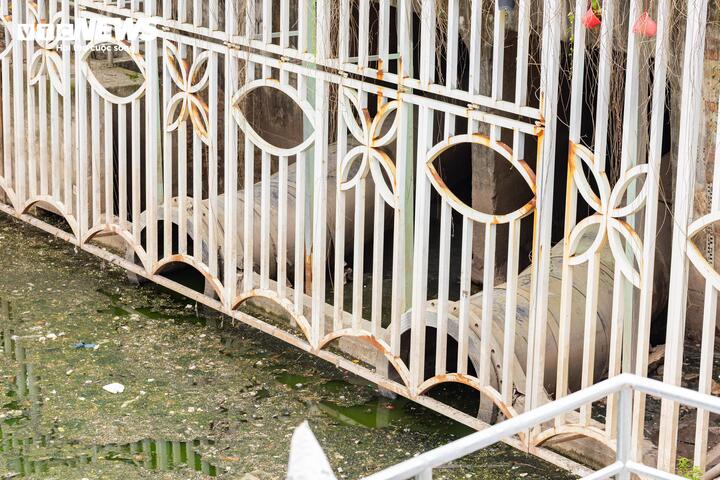 Tại khu vực đầu tuyến đường Hoàng Quốc Việt, hai tuyến ống dẫn nước từ Hồ Tây bổ cập cho sông Tô Lịch đang tạm ngừng vận hành và chưa thực hiện việc cấp nước.
