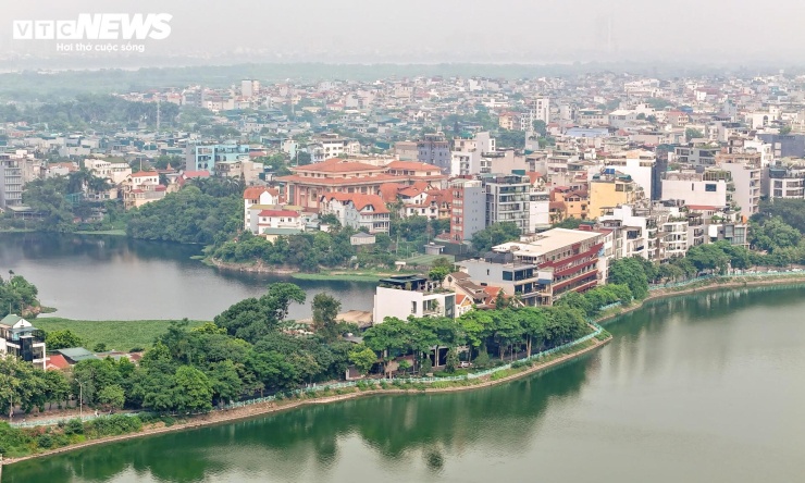 Từ góc nhìn trên cao, tuyến đường ven Hồ Tây hiện nay gồm nhiều tuyến phố như Vệ Hồ, Nhật Chiêu, Quảng Bá,... chạy ôm sát mặt nước.