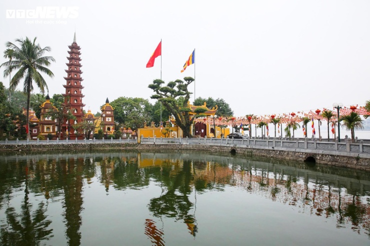 Khu vực này hiện tập trung nhiều công trình văn hóa, lịch sử nổi tiếng như chùa Trấn Quốc, phủ Tây Hồ, chùa Vạn Niên hay chùa Tảo Sách, tạo nên không gian văn hóa tâm linh đặc sắc của đất Thăng Long.
