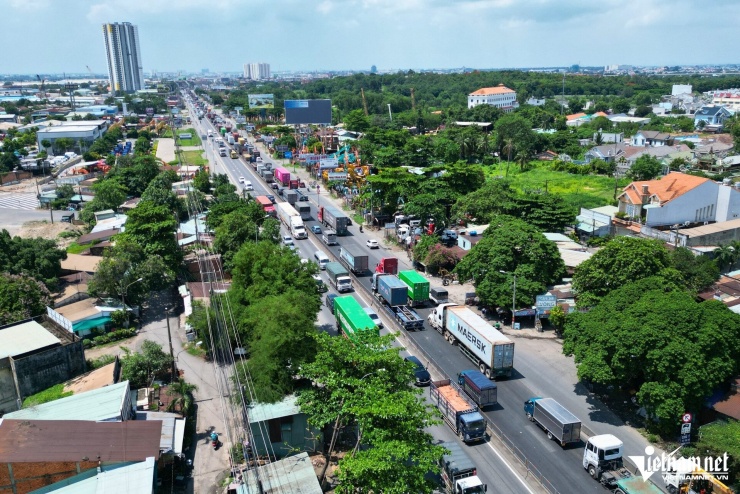 Hàng nghìn phương tiện gồm xe container, xe tải, ô tô và xe máy nối đuôi nhau nhích từng mét. Nhiều thời điểm, dòng xe gần như đứng yên, kéo dài khoảng 5km theo hướng từ TPHCM đi Đồng Nai.