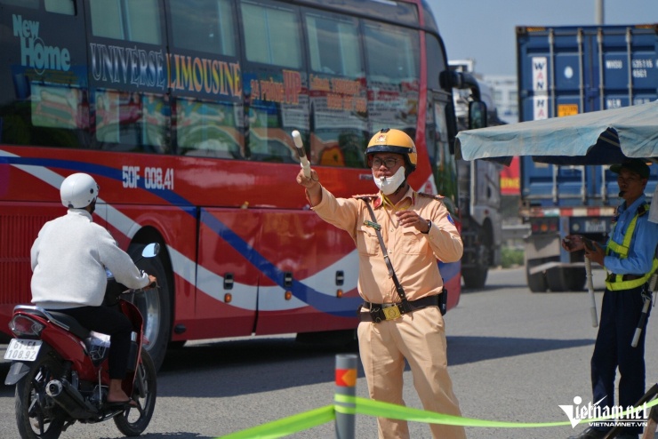 Mặc dù lực lượng CSGT thường xuyên túc trực trên Quốc lộ 1 để điều tiết, phân luồng giao thông, giảm áp lực cho cửa ngõ phía Đông kết nối TPHCM với Đồng Nai, song lưu lượng phương tiện quá lớn khiến khu vực này vẫn ùn tắc cục bộ kéo dài suốt ngày.