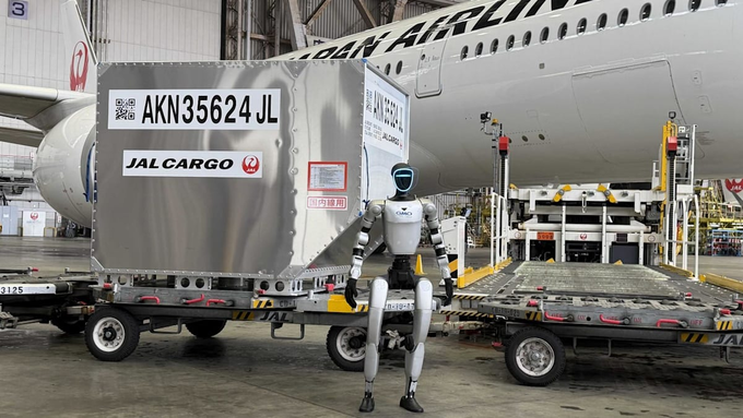 Một robot hình người phục vụ tại sân bay ở Nhật Bản hồi tháng 5. Ảnh: Japan Airlines