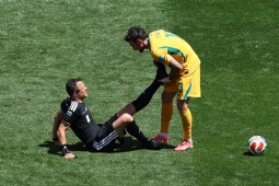 Hy hữu World Cup: Trọng tài gục xuống sân, cầu thủ hai đội lao vào giải cứu