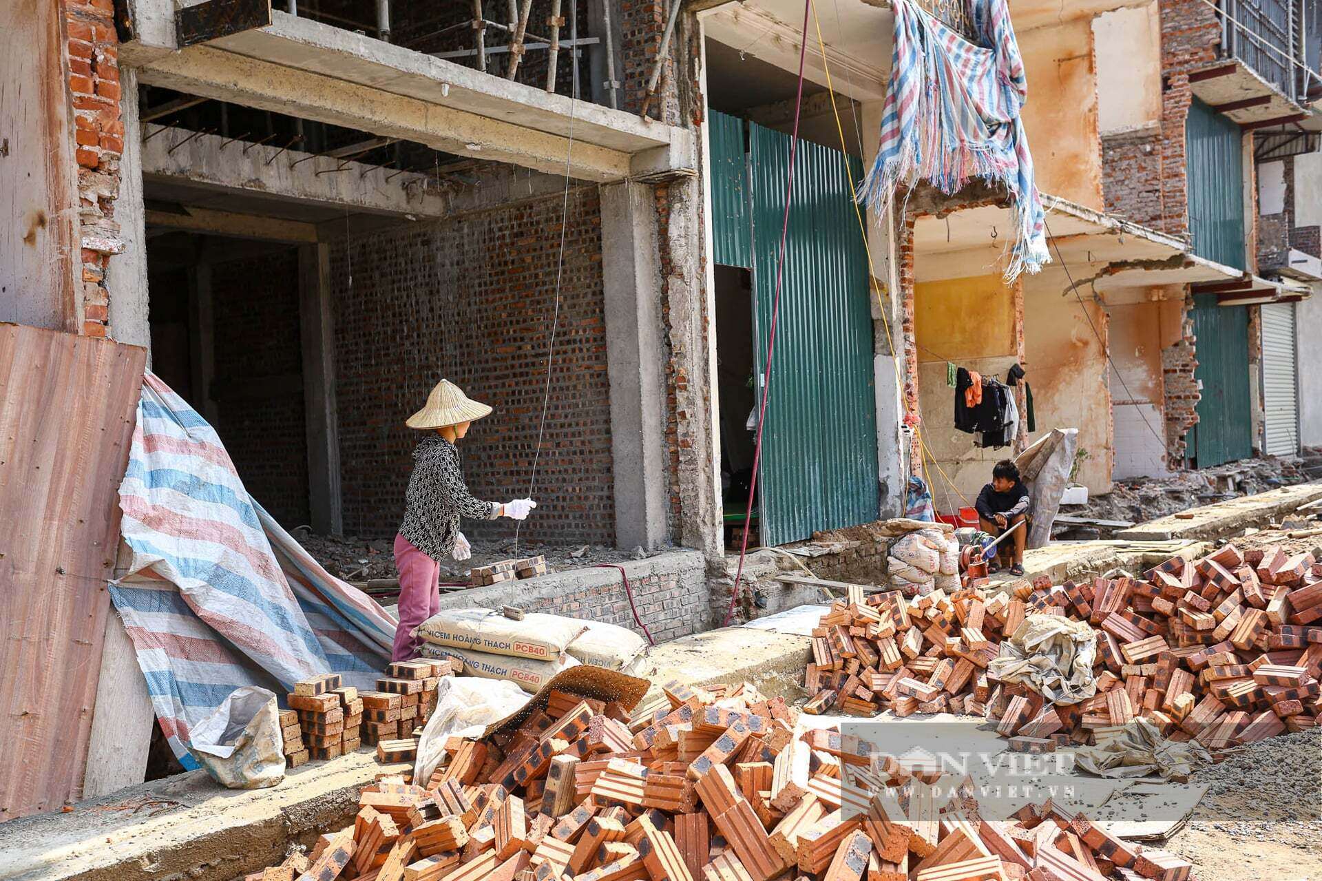Các hạng mục như tường bao, cửa ra vào và hệ thống điện nước được nhiều hộ dân đồng loạt sửa chữa, nâng cấp.