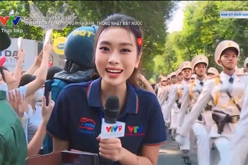 Ban Mai phỏng vấn người dân ở giao lộ Nam Kỳ Khởi Nghĩa - Nguyễn Đình Chiểu tại đại lễ 30/4/2025.