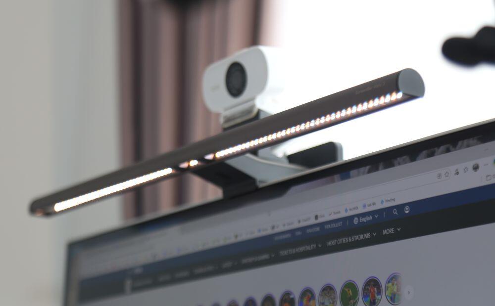 Đèn màn hình BenQ ScreenBar Halo 2 gắn trên một màn hình 27-inches.