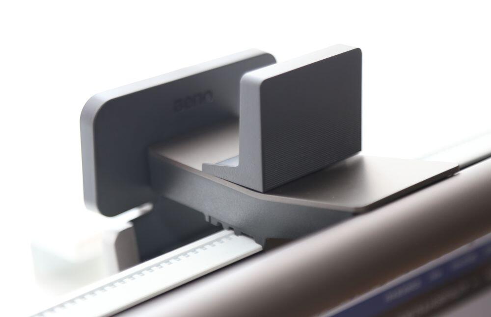 Kẹp webcam đi kèm.