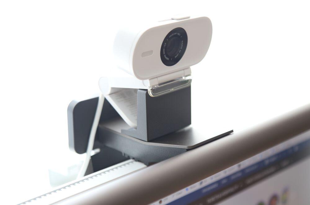 Kẹp webcam đi kèm.