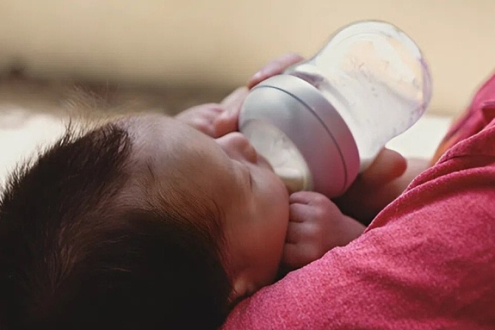 Bé 3 tháng ngộ độc vì bố mẹ pha sữa bằng nước ép rau củ