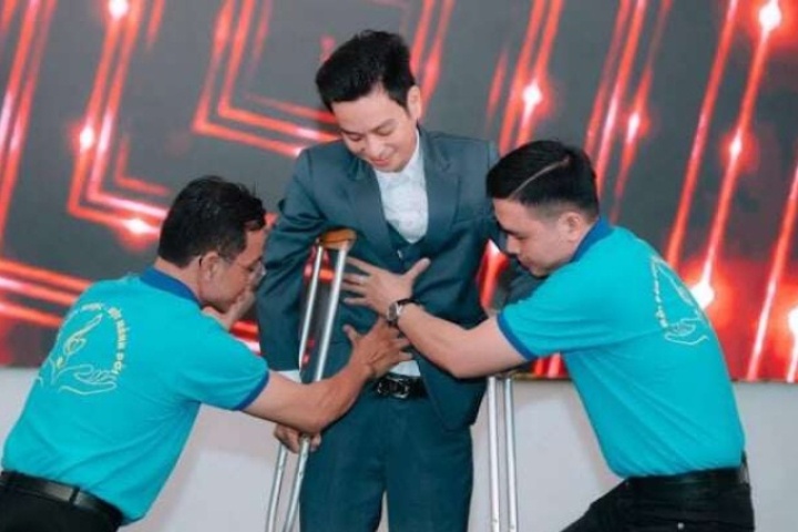 Ca sĩ Việt bị gãy xương đùi, suy thận mạn tính, phải bán nhà chữa bệnh, bỏ dở nghiệp ca hát ở tuổi 34