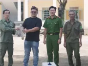Phát hiện động vật lạ trong vườn, người dân bắt giao nộp công an