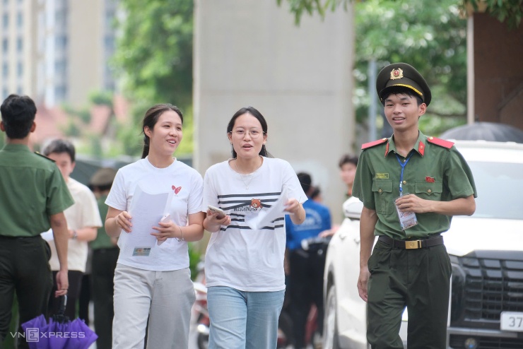 Thí sinh dự thi tại điểm thi Học viện An ninh nhân dân. Ảnh: Dương Tâm