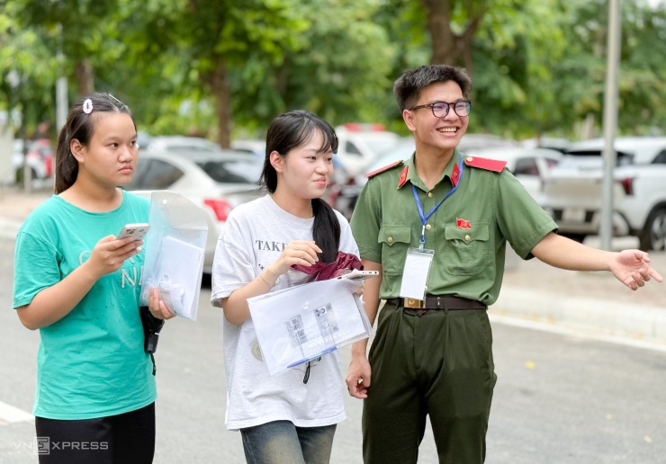 Tình nguyện viên hỗ trợ thí sinh. Ảnh: Dương Tâm