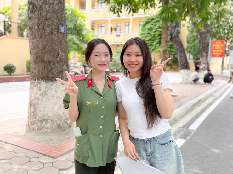 Thí sinh chụp ảnh kỷ niệm trước khi vào làm thủ tục dự thi. Ảnh: Dương Tâm