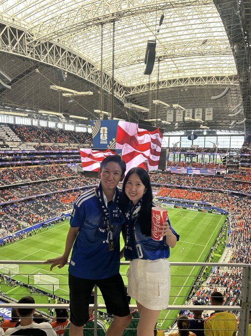 Du khách Nhật chụp ảnh lưu niệm trước một trận đấu World Cup ở Mỹ. Ảnh: X