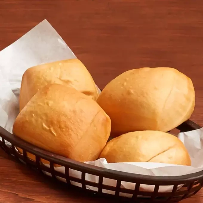 Du khách Nhật Goto mê mẩn món bánh mì tại cửa hàng Texas Roadhouse khi đến Mỹ xem World Cup. Ảnh: Texas Roadhouse