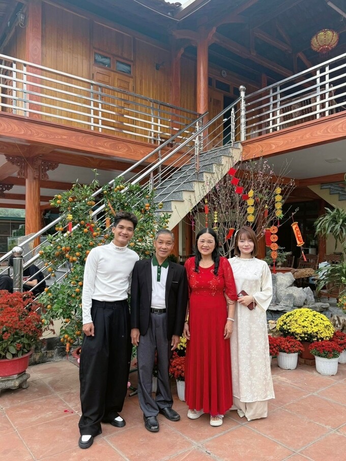 Vợ chồng Mạc Văn Khoa bên bố mẹ. Ảnh: Nhân vật cung cấp