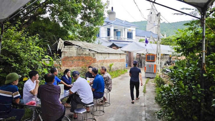Không khí đau thương bao trùm khu dân cư. Ảnh: N.C