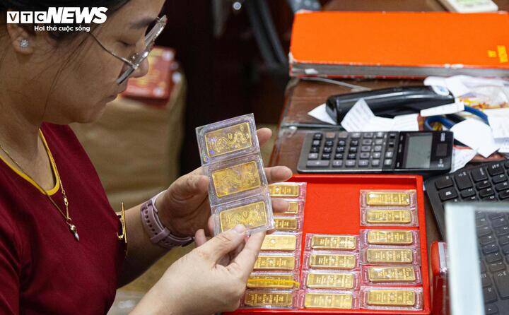 Giá vàng thời gian gần đây trải qua nhiều phiên biến động mạnh, chủ yếu xoay quanh ngưỡng 150 triệu đồng/lượng, có thời điểm ở ngưỡng 136 triệu/lượng. (Ảnh minh họa)