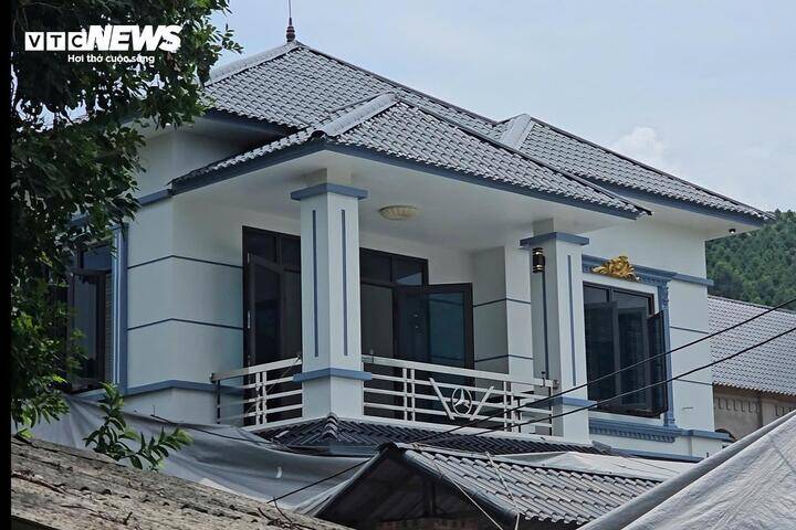 Tầng 2 căn nhà - nơi hung thủ nhiều lần ngó ra quan sát với ý định tẩu thoát song bất thành.