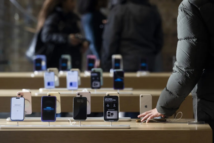 Bên trong một cửa hàng Apple Store. Ảnh: NYT