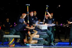 Kịch tính lính đặc nhiệm dùng răng kéo xe tải, đỡ dao bằng bụng