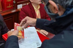 Giá vàng rung lắc, nhà đầu tư có nên mua?