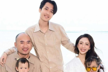 Ảnh sao 21/6: Thu Trang - Tiến Luật đưa cặp song sinh đi biển