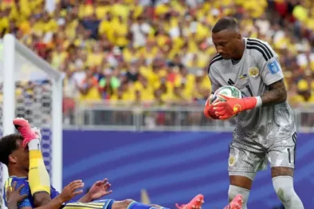 Thủ môn từng đối đầu Công Phượng, Quang Hải gây sốt World Cup