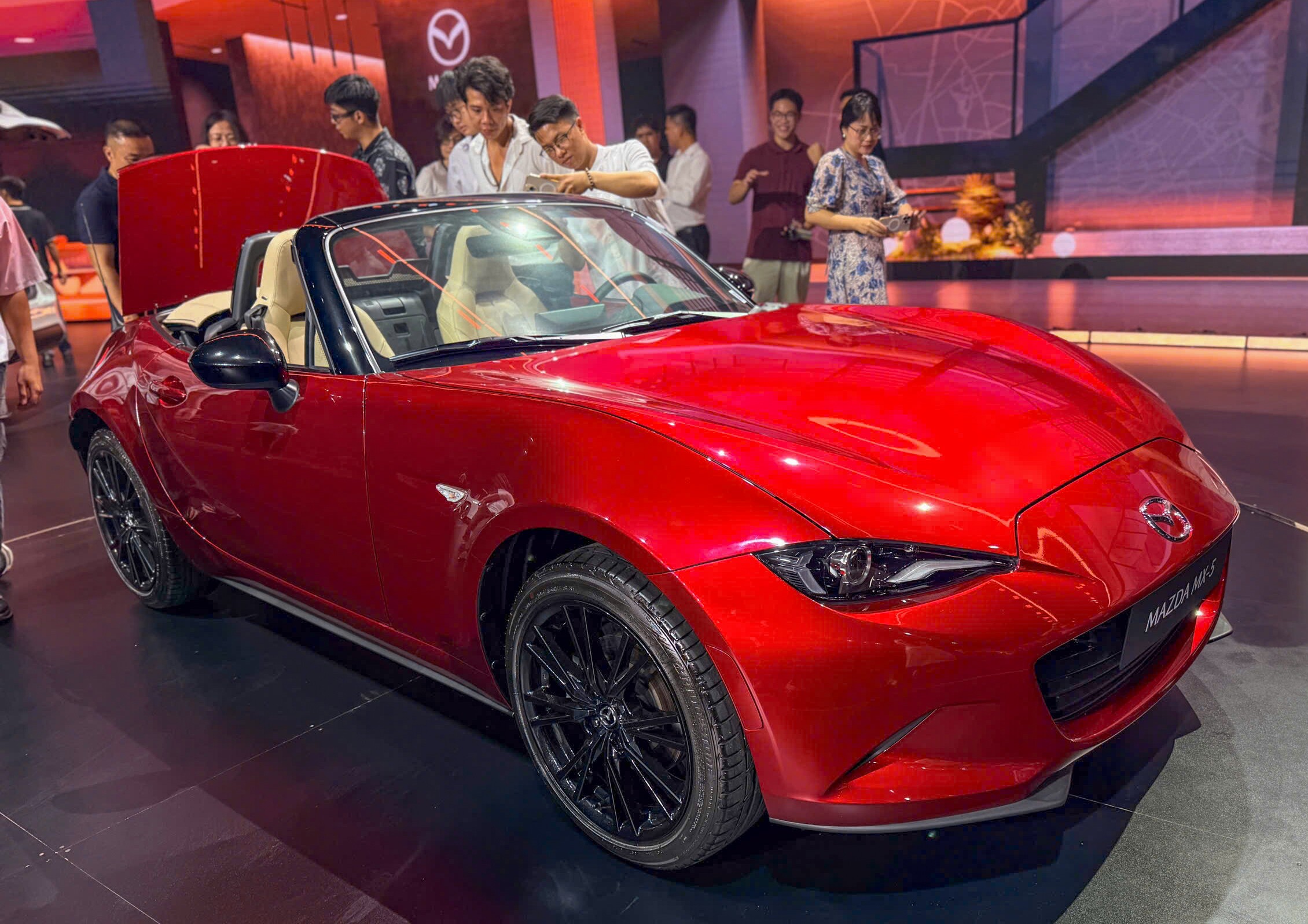 Mẫu xe thể thao hai chỗ mui trần Mazda MX-5 vừa được công bố giá bán tại thị trường Việt Nam.