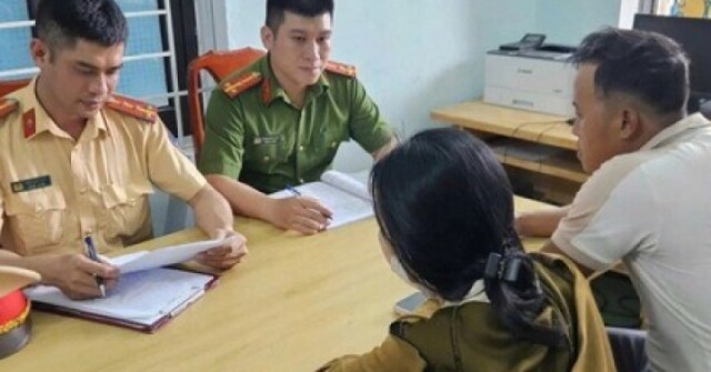 CLIP người phụ nữ nằm giữa đường chặn ô tô: Công an vào cuộc xử lý